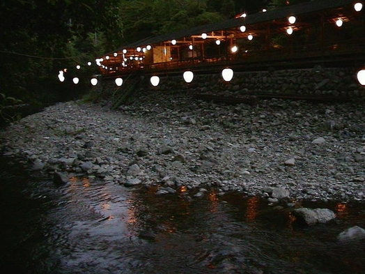 暑い京都の夏を川床夕食で涼しく天然の源氏蛍は6月中見られます・料理長お勧め＜まいこの膳＞